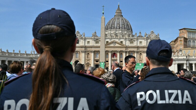 Der Zustrom zum Petersplatz musste am Ostermontag geregelt werden. (Bild: APA/AFP/Andreas SOLARO)