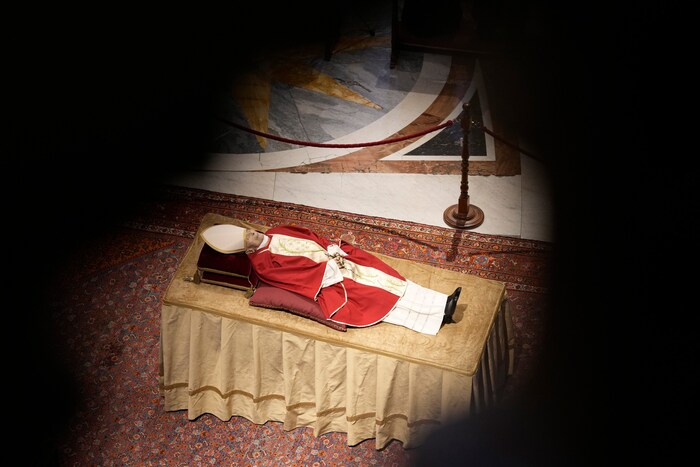Der emeritierte Papst Benedikt war noch offen aufgebahrt worden.