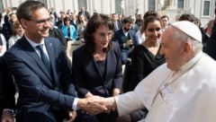 Landeshauptmann Markus Wallner und Gattin Sonja mit Papst Franziskus. (Bild: Land Vorarlberg)