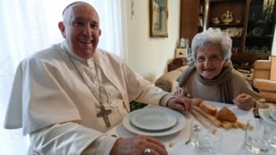 2022 besuchte Franziskus seine Cousine Carla Rabezzana in Portacomaro, jetzt trauert die mittlerweile 94-Jährige mit dem gesamten Ort um den am Ostermontag verstorbenen Papst. (Bild: APA/AFP/VATICAN MEDIA/Handout)