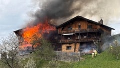 Das Gebäude stand lichterloh in Flammen. (Bild: ZOOM Tirol)