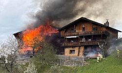 Das Gebäude stand lichterloh in Flammen.