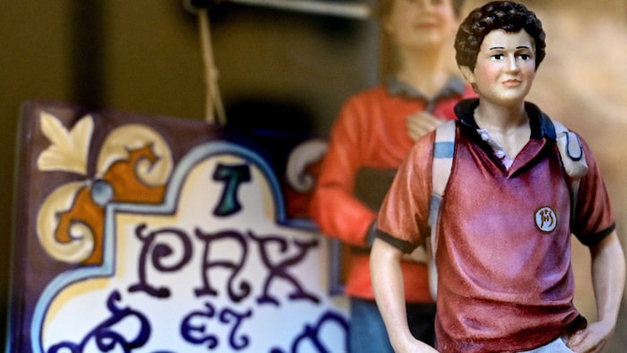 In Assisi, wo Carlo Acutis aufgebahrt ist, können Pilger Souvenirs des „Cyber-Apostels“ kaufen.