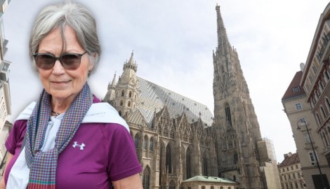 Auch Touristen wie die Kanadierin Linda gedachten Papst Franziskus am Stephansdom. (Bild: Krone KREATIV/Martin Jöchl)