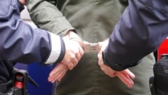 Der rabiate Rumäne bekam Handschellen verpasst (Bild: sos)