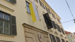 Trauerbeflaggung am bischöflichen Ordinariat in Graz (Bild: Jauschowetz Christian)