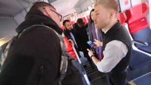Zugbegleiter sind nicht selten Aggressionen ausgesetzt (Symbolbild)