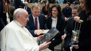 LH Thomas Stelzer und seine Gattin Bettina trafen Papst Franziskus im Dezember 2022 bei der Übergabe des Friedenslichts. (Bild: Land OÖ)