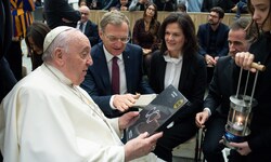 LH Thomas Stelzer und seine Gattin Bettina trafen Papst Franziskus im Dezember 2022 bei der ...