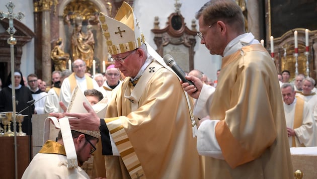 Nach einem Versprechen bekam der neue Erzabt Jakob Auer während des Festgottesdienstes die Regel des heiligen Benedikt und die Insignien Abtsring, Mitra (Kopfbedeckung) und Stab überreicht. (Bild: (eds)/Hiva Naghshi)