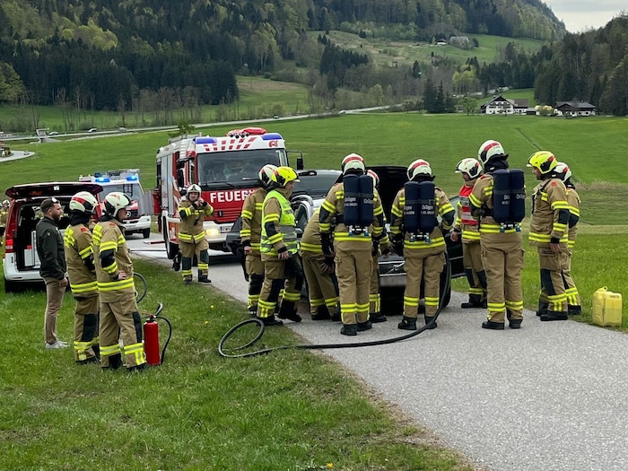 Beim Eintreffen rauchte es aus der Motorhaube.