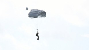 Der Fallschirmspringer schlug in Wels hart auf (Symbolbild)