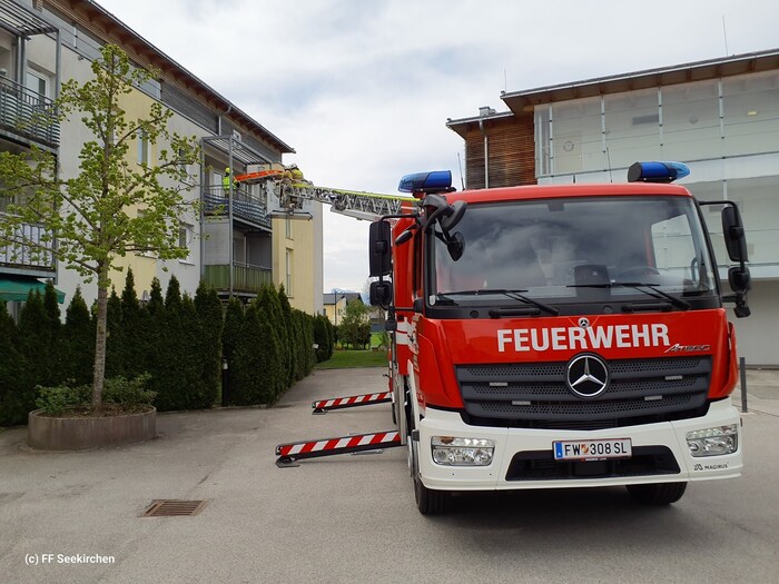 Die Person wurde über den Balkon nach unten befördert.