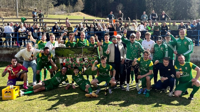 Siegerfoto mit dem Siegerfoto vom letzten Derbysieg (0:1 am 26. August 2024 in Zederhaus)