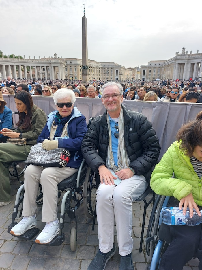 Christian Gsodam und seine Mutter am Ostersonntag am Petersplatz. Sie erlebten Papst Franziskus ganz nah, er fuhr direkt an ihnen vorbei. Am Tag der Todesnachricht waren sie erneut am Petersplatz.