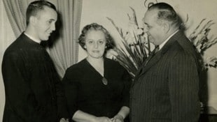 Jorge Bergoglio (l.) mit Mama Maria Regina Sivori und Papa Mario Jose Bergoglio in Buenos Aires  (Bild: AFP/Bergoglio Family / AFP)