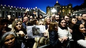 Rosenkranz-Gebet auf dem Petersplatz: Vereint in Trauer und Hoffnung.