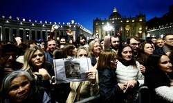 Rosenkranz-Gebet auf dem Petersplatz: Vereint in Trauer und Hoffnung.