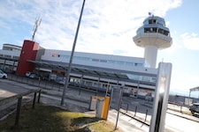 Bei den Geschäften rund um den Flughafen gibt es scheinbar eine gewisse Schieflage.