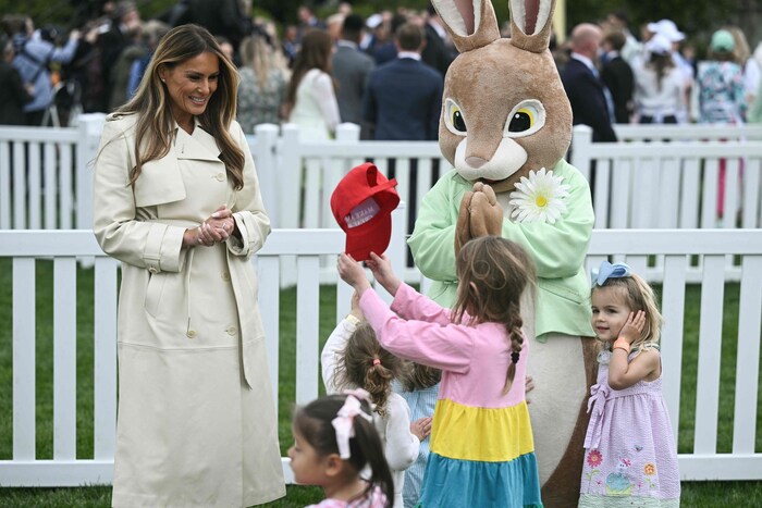 Melania Trump zeigt sich nur selten als First Lady – für den Osterhasen machte sie eine ...