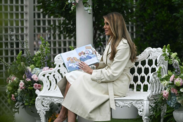 Die First Lady liest aus einem Kinderbuch vor.