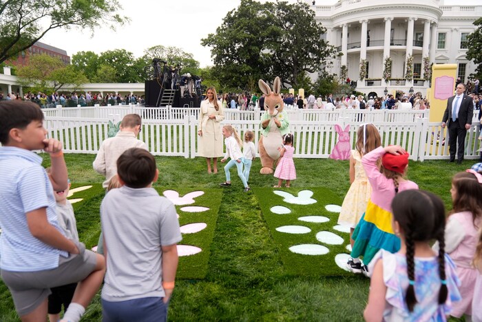 Melania überwacht ein Häschen-Hüpfspiel