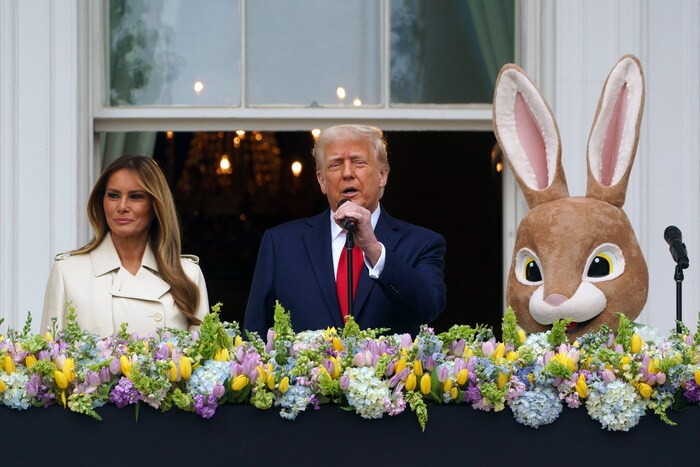 Melania und Donald Trump posieren mit einem Osterhasen