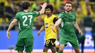 Kevin Stöger (rechts) erntete für seinen Torjubel gegen Borussia Dortmund Hass.  (Bild: AFP/APA/INA FASSBENDER)