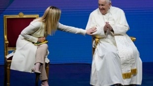 „Wir siezten uns trotz einer freundschaftlichen Beziehung, die über jene zwischen einem Papst und einer Ministerpräsidentin hinausging“, betonte die rechtspopulistische Politikerin. (Bild: AP/Alessandra Tarantino)