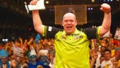 Michael van Gerwen zelebriert in München einen Turniersieg. Erstmals 2025. (Bild: Jan Thoden / PDC Europe)