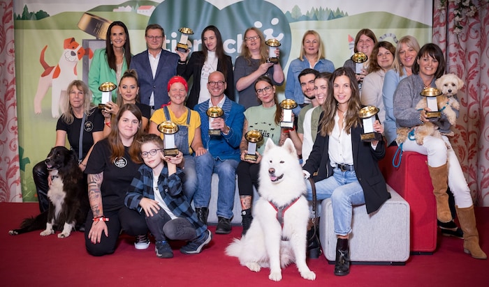 Alle „Tierisch engagiert“-Sieger sowie das „Haustier des Jahres“ 2024 bei der Preisverleihung mit Maggie Entenfellner (links hinten) und Herrmann Aigner auf Gut Aiderbichl in Henndorf.