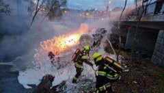 Die Feuerwehr kämpfte mit den ständig auflodernden Flammen des Elektroautos lange. (Bild: DOKU-NÖ)