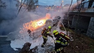 Die Feuerwehr kämpfte mit den ständig auflodernden Flammen des Elektroautos lange. (Bild: DOKU-NÖ)