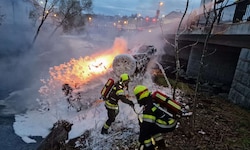 Die Feuerwehr kämpfte mit den ständig auflodernden Flammen des Elektroautos lange.