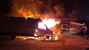 Der Klein-Lkw brannte vollständig aus.