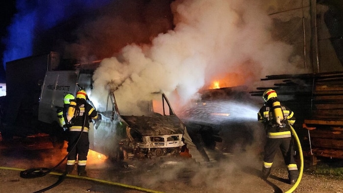 Insgesamt 55 Feuerwehrleute standen beim Brand im Einsatz.
