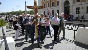Eine Pilgergruppe auf dem Weg zum Petersdom: Wer noch nicht gebucht hat, muss wohl tiefer in die Tasche greifen. (Bild: Imre Antal)