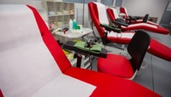 Blutspenden retten nach Unfällen, bei Geburten und bei Krebserkrankungen Leben. Aktuell gibt es zu wenige Spender. (Bild: Österreichisches Rotes Kreuz / Markus Hechenberger / Holly Kellner)