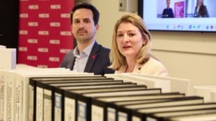 Bildungsminister Christoph Wiederkehr, Wiens Vizebürgermeisterin Bettina Emmerling und 75 Aktenordner voller bildungspolitischer Vorhaben. (Bild: Jöchl Martin)