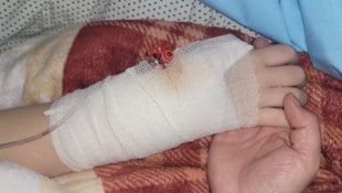 Sophie ist stark. Die 12-Jährige hat schon mehr als 100 chirurgische Eingriffe hinter sich. Immer an ihrer Seite ist ihre Mama.  (Bild: Privat)