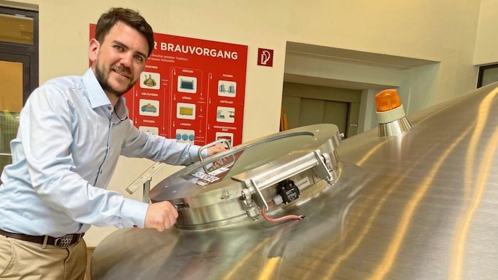 Braumeister Lukas Scharf wacht über den Braupozess