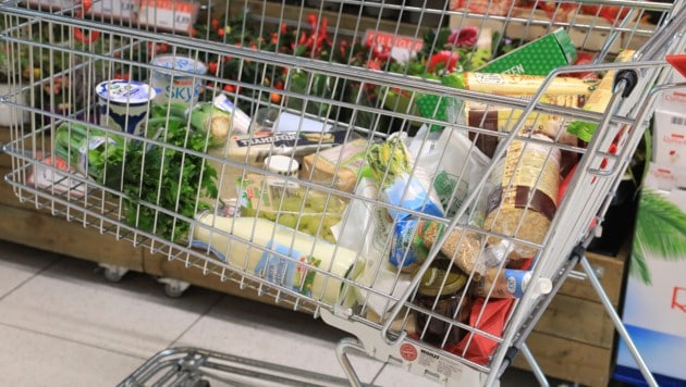 Durch die gestiegenen Energiekosten aufgrund des Kriegs im Iran werden auch die Lebensmittel ...