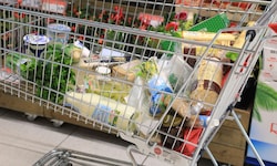 Die Konsumenten sparen laut einer neuen Berechnung durch die Steuersenkung deutlich weniger als ...