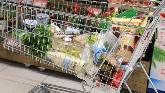 Durch die gestiegenen Energiekosten aufgrund des Kriegs im Iran werden auch die Lebensmittel ...