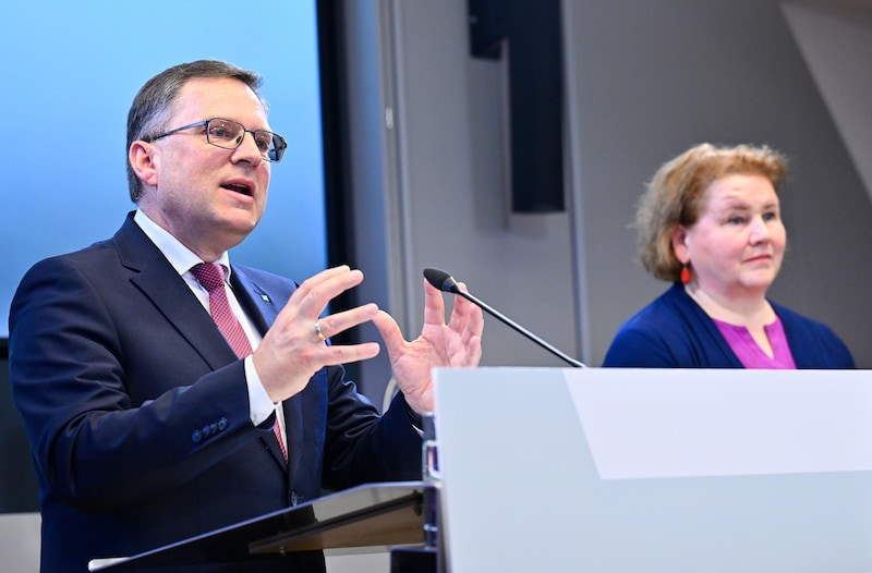 Wöginger präsentierte gemeinsam mit Schumann die Maßnahme  (Bild: APA/HANS KLAUS TECHT)
