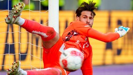 Auf Austria-Goalie Samuel Sahin-Radlinger wartet am Mittwoch im Schlager gegen Sturm ein heißer Abend. (Bild: GEPA)