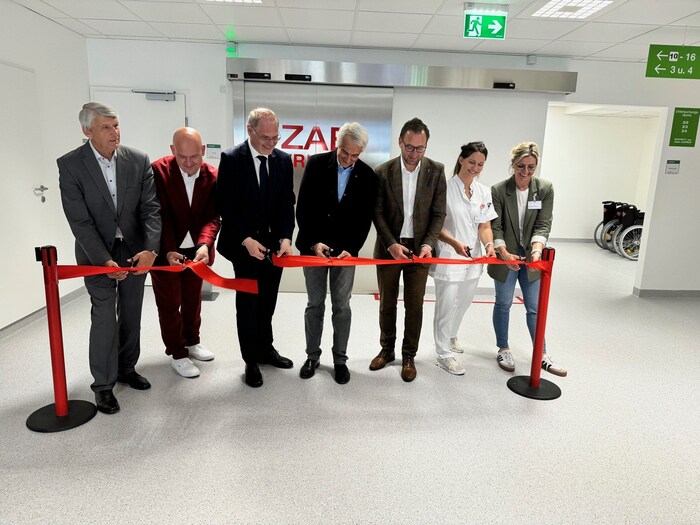 Bürgermeister Vinzenz Knor durchschneidet mit Klinikdirektor Markus Malits, den Geschäftsführern Franz Öller und Stephan Kriwanek, dem Landtagsabgeordneten Jürgen Dolesch, Stationsleiterin Isabella Laister und Pflegedirektorin Bianca Puntigam das Band zur neuen Abteilung.