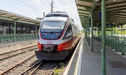 Knapp 300 Fahrgäste mussten am Samstag aus vier Schnellbahnen am Bahnhof Heiligenstadt und in ...