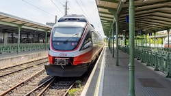Knapp 300 Fahrgäste mussten am Samstag aus vier Schnellbahnen am Bahnhof Heiligenstadt und in ...