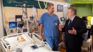 Bürgermeister Michael Ludwig (SPÖ) auf seinem Rundgang durch die Jobmesse. (Bild: Urbantschitsch Mario)